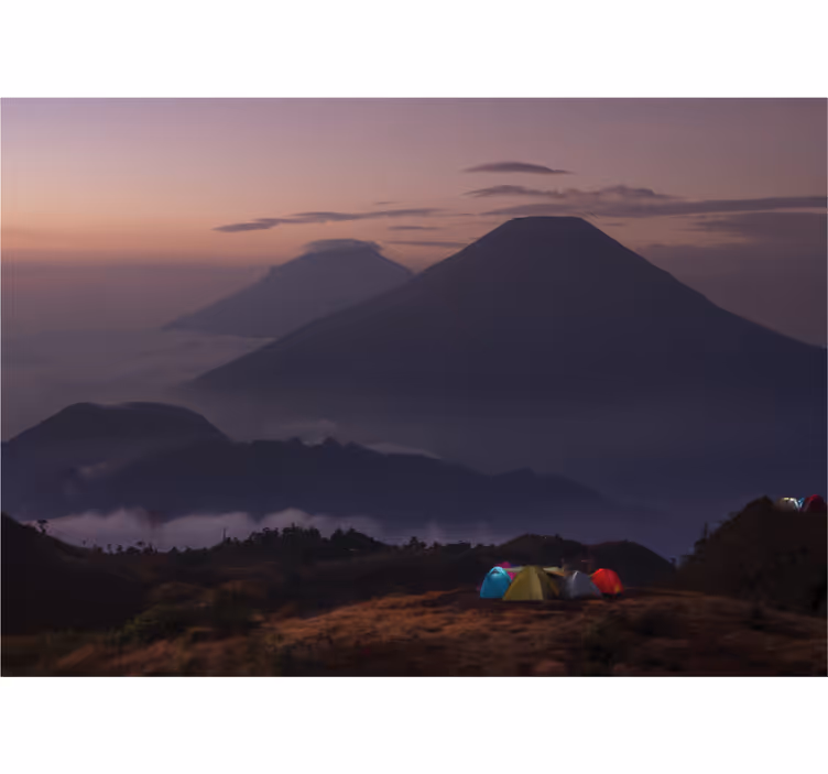 キッチン ロール スクリーン 雲に覆われた山のハイカー - TENSTICKERS