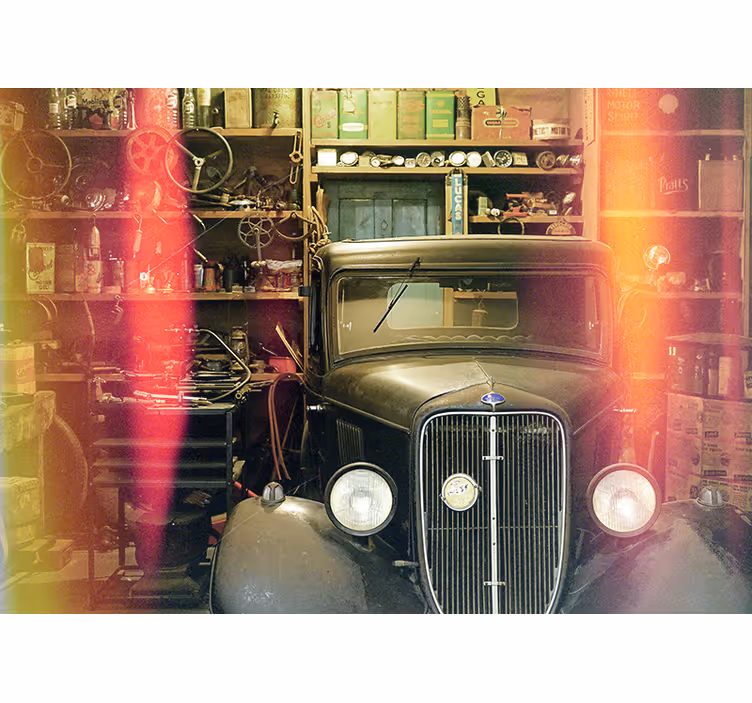 ガレージの車の壁画のヴィンテージ車 - TENSTICKERS