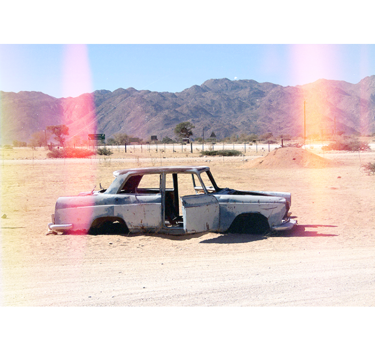 砂漠の壁画に捨てられた車 - TENSTICKERS