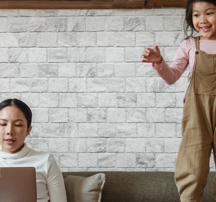 れんが 壁画 幸せな子供が遊んでいる - TENSTICKERS